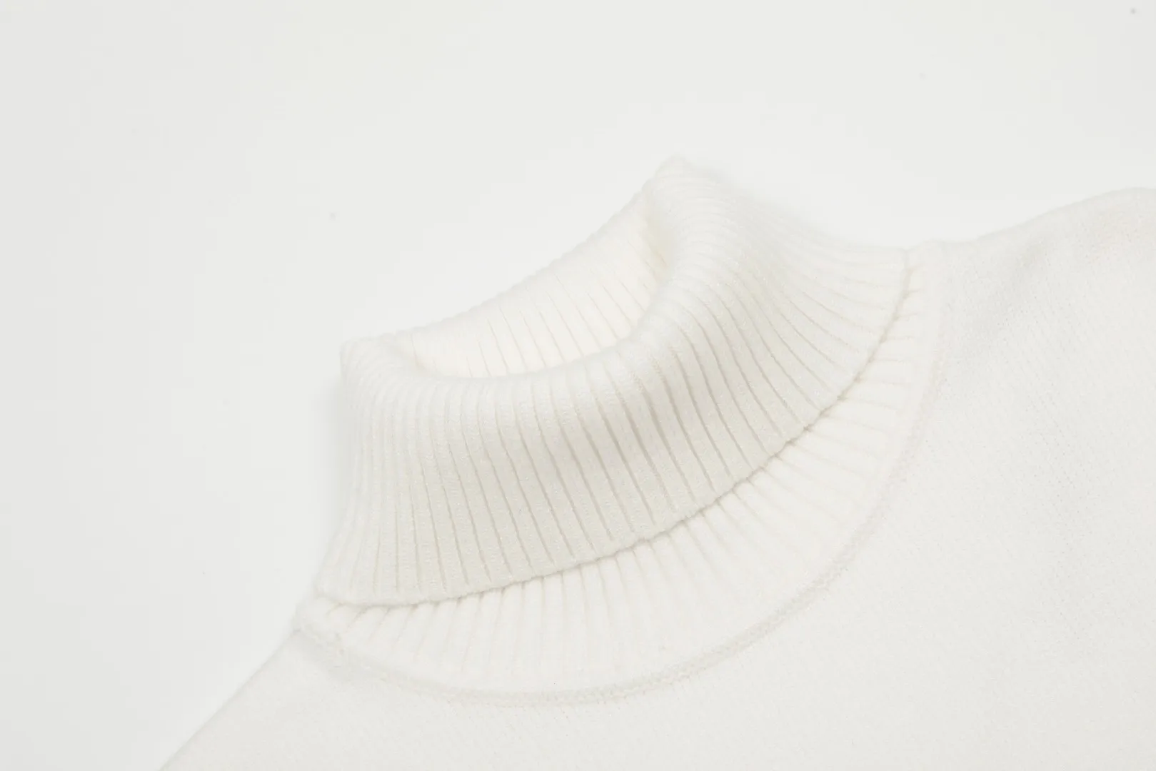 Ami Heart Classic Turtleneck Sweater White - Image 5