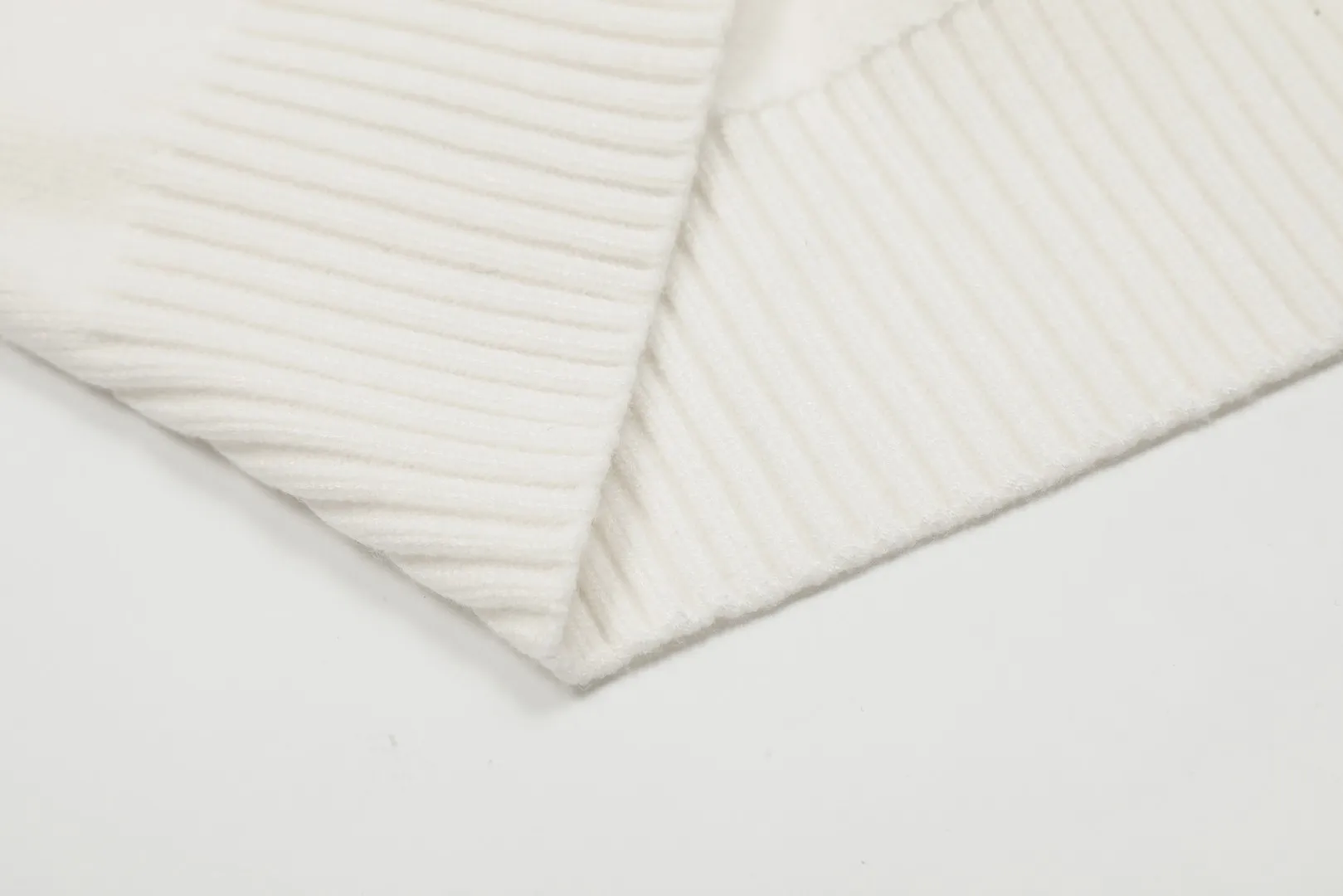 Ami Heart Classic Turtleneck Sweater White - Image 9