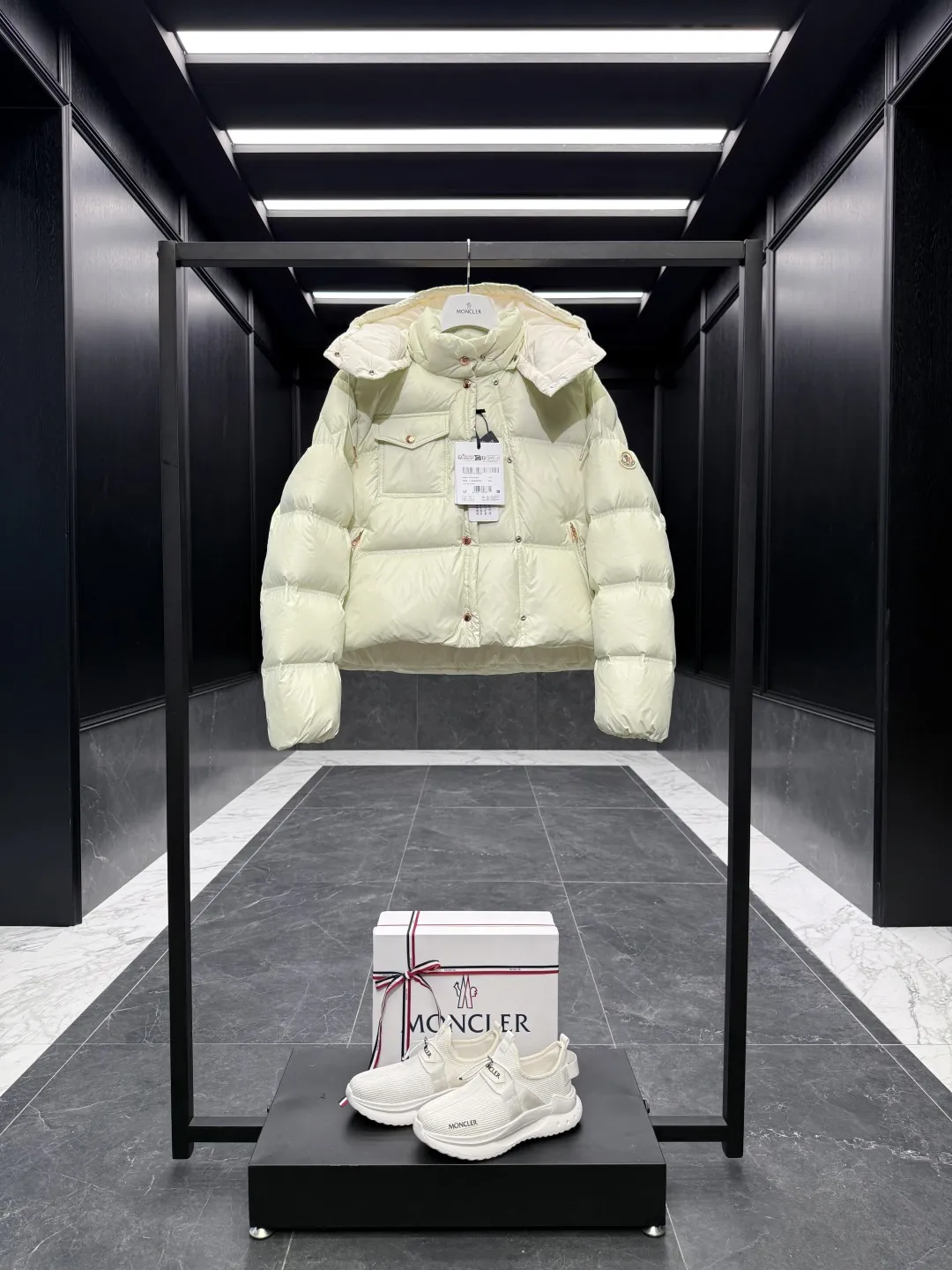 Moncler Erea Short Down Jacket Cream Quilted - Image 3