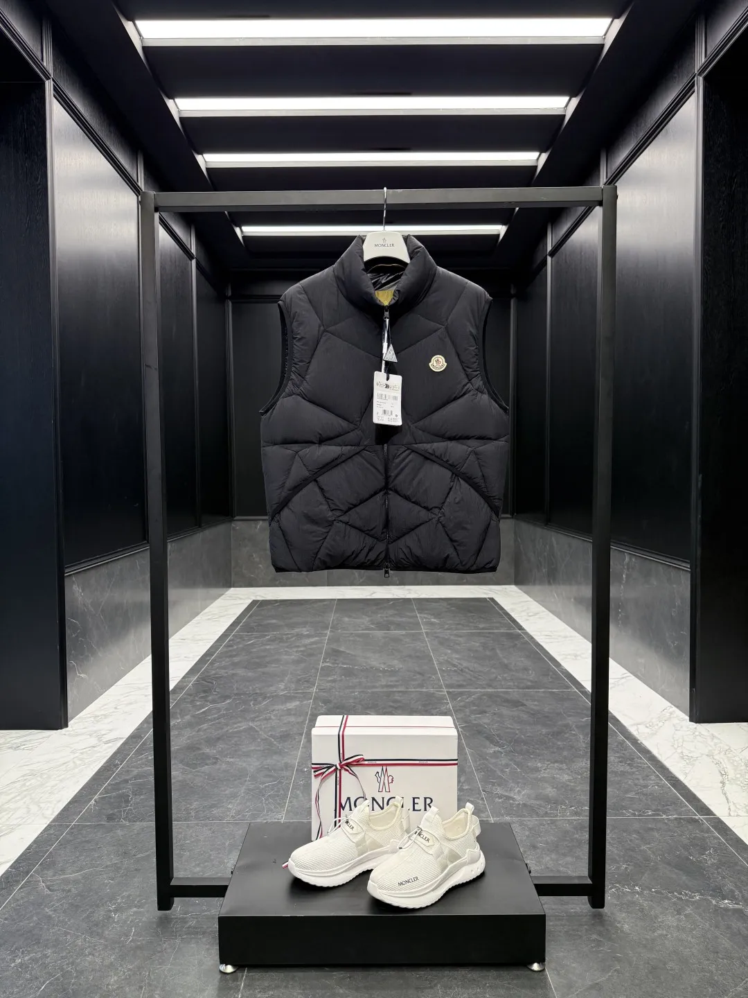 Moncler Vendavel Vest Black Quilted Style