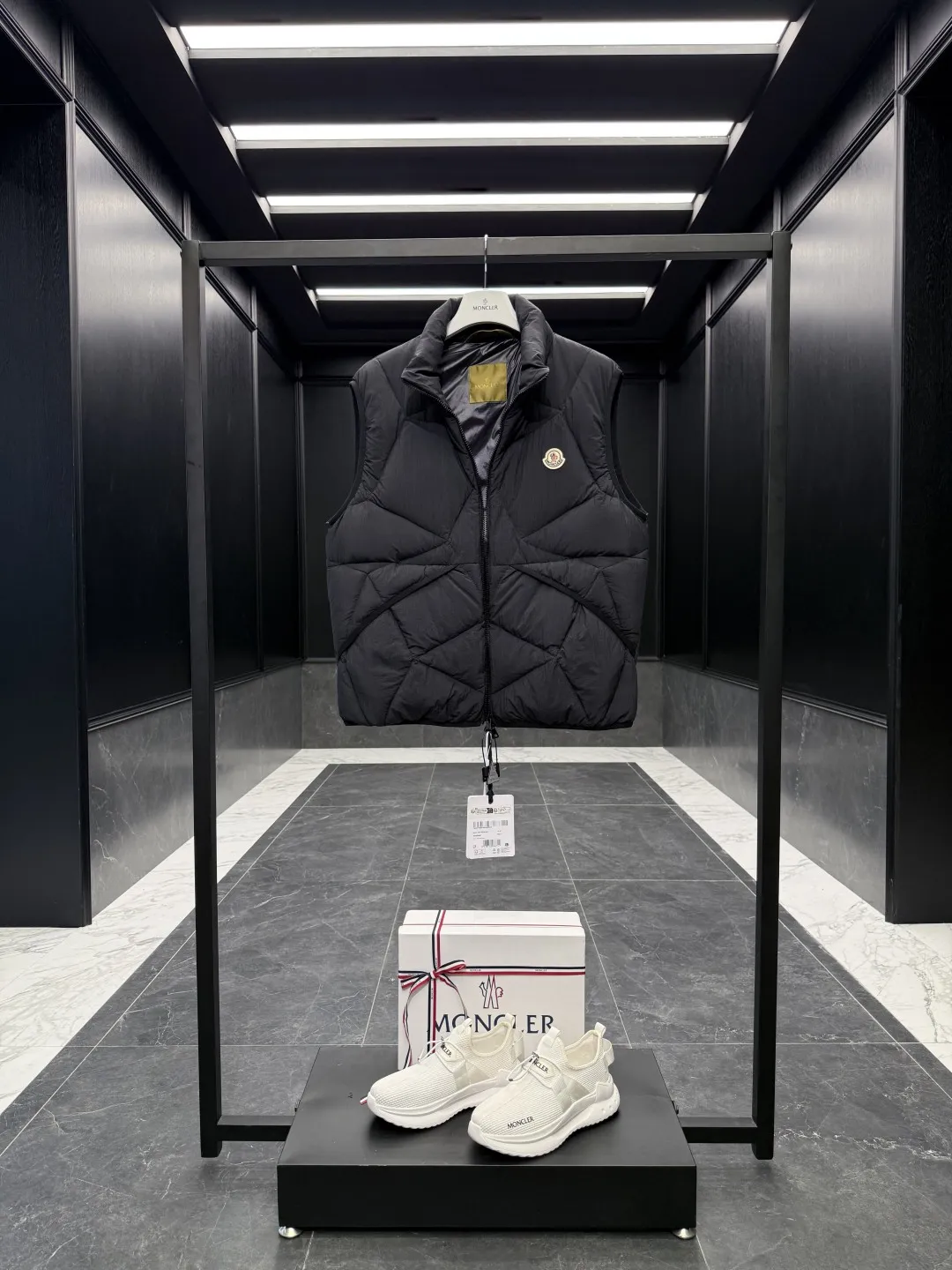 Moncler Vendavel Vest Black Quilted Style - Image 3