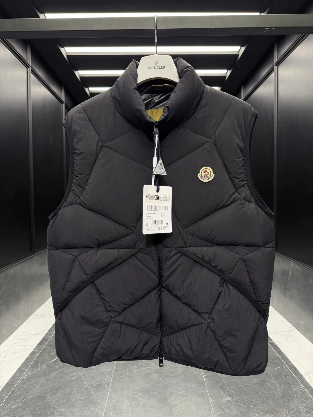 Moncler Vendavel Vest Black Quilted Style - Image 4