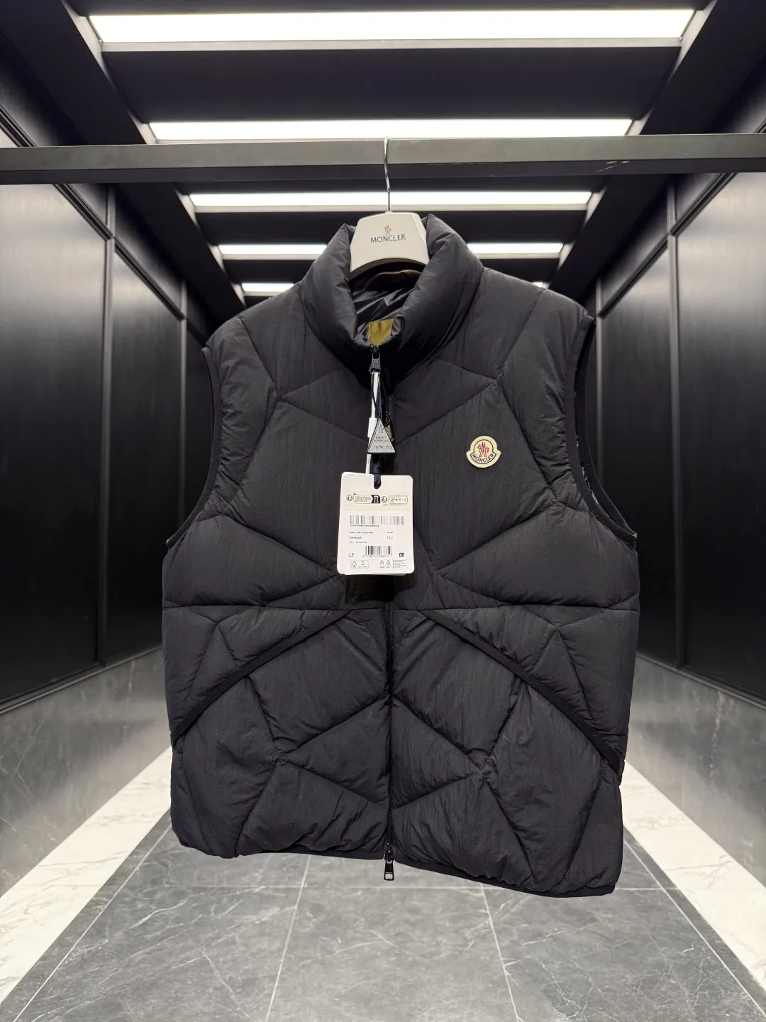 Moncler Vendavel Vest Black Quilted Style - Image 5
