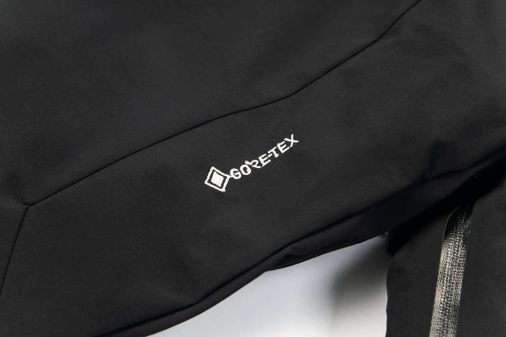 Arc'teryx Macai Jacket Black Hooded Style - Image 7