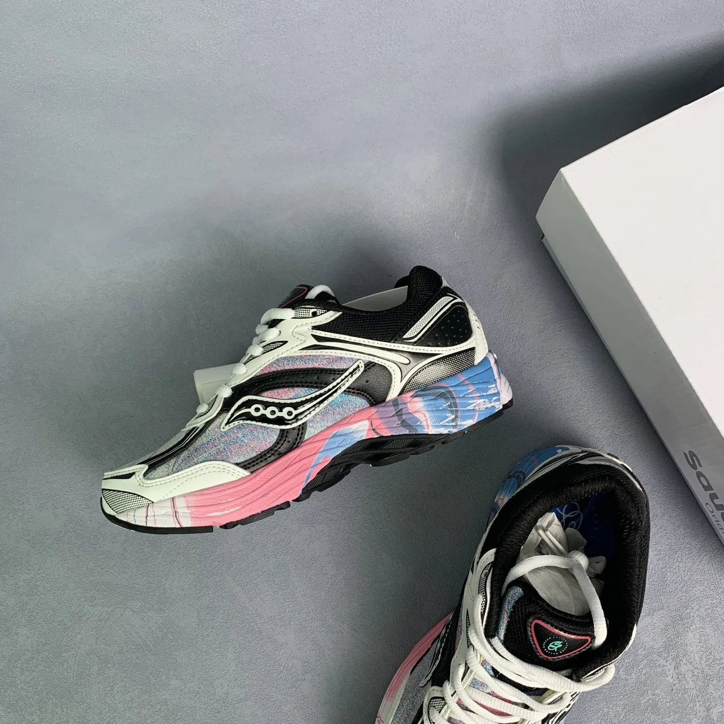 1768709025-src_3 Saucony Pro Grid Omni 9 Multicolore Basse – Image 4
