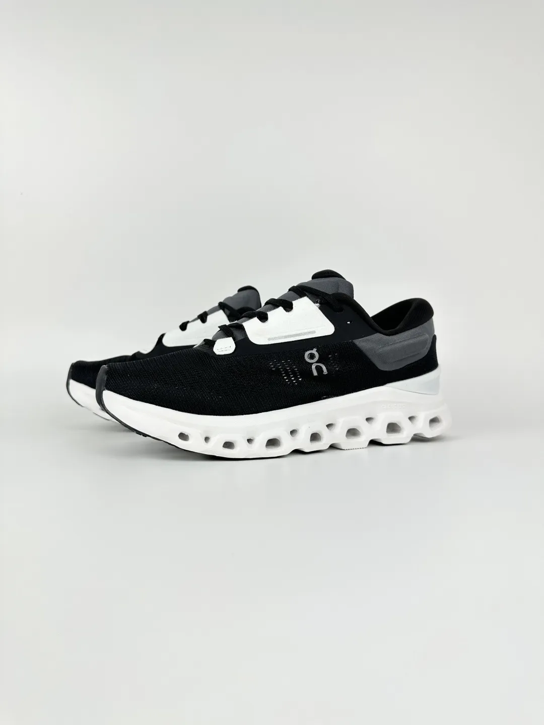 On Cloudstratus 3 Noir Blanc Chaussures