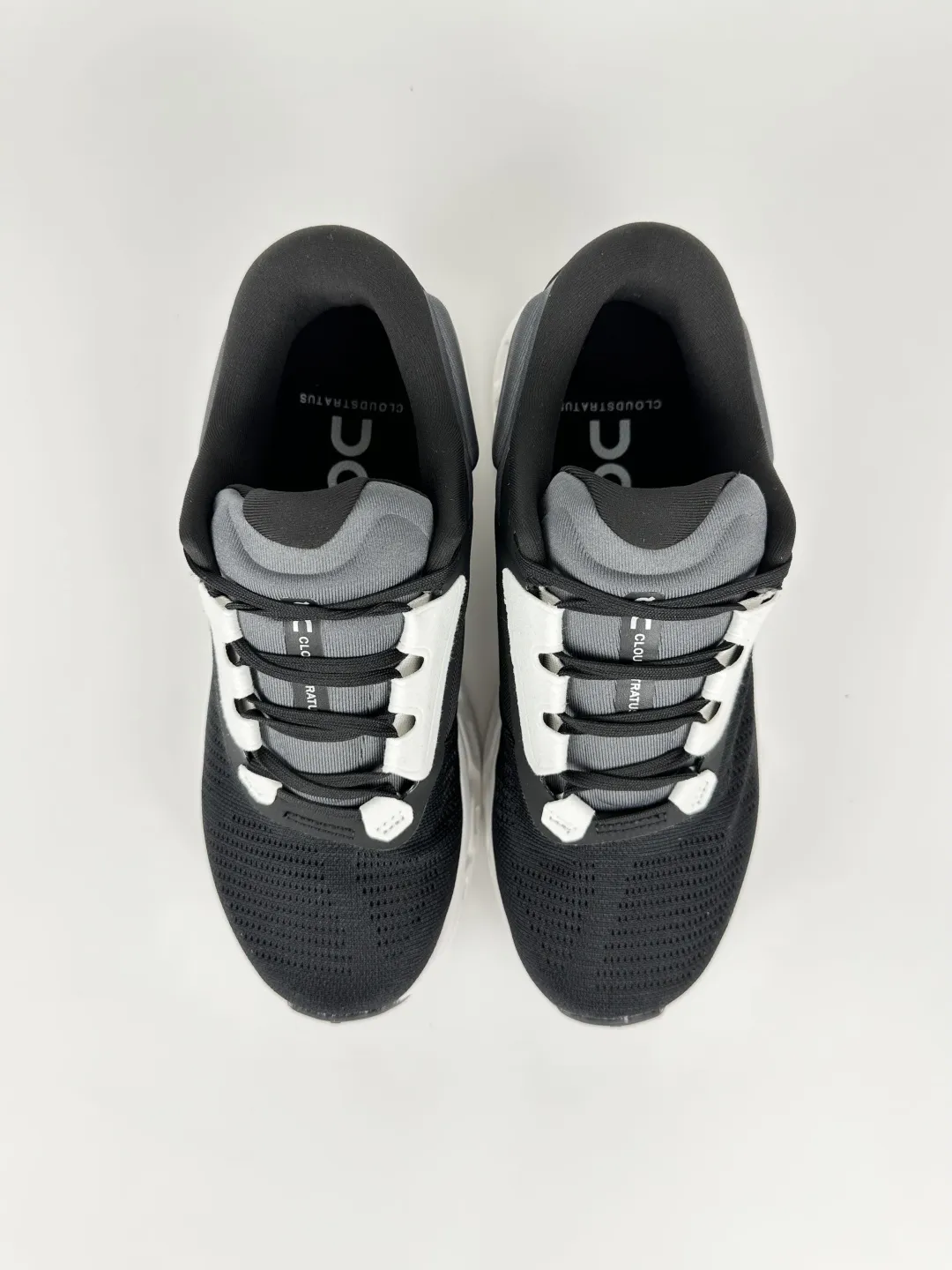 1768708942-src_1 On Cloudstratus 3 Noir Blanc Chaussures – Image 3