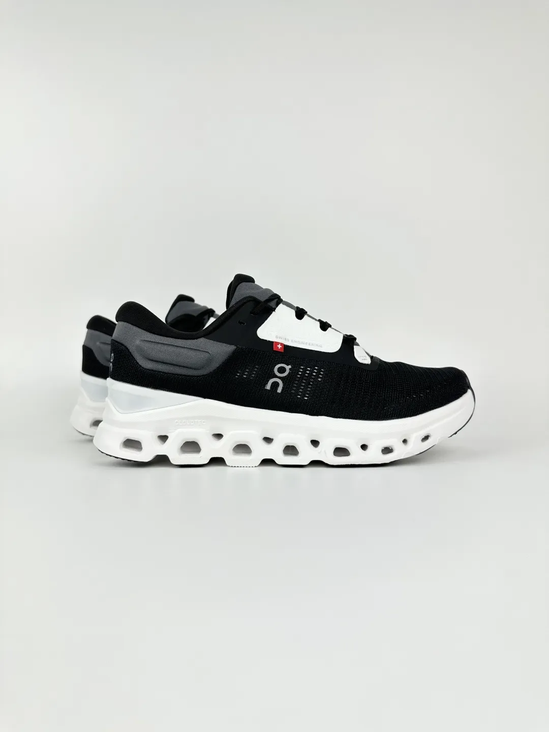 1768708942-src_2 On Cloudstratus 3 Noir Blanc Chaussures – Image 4