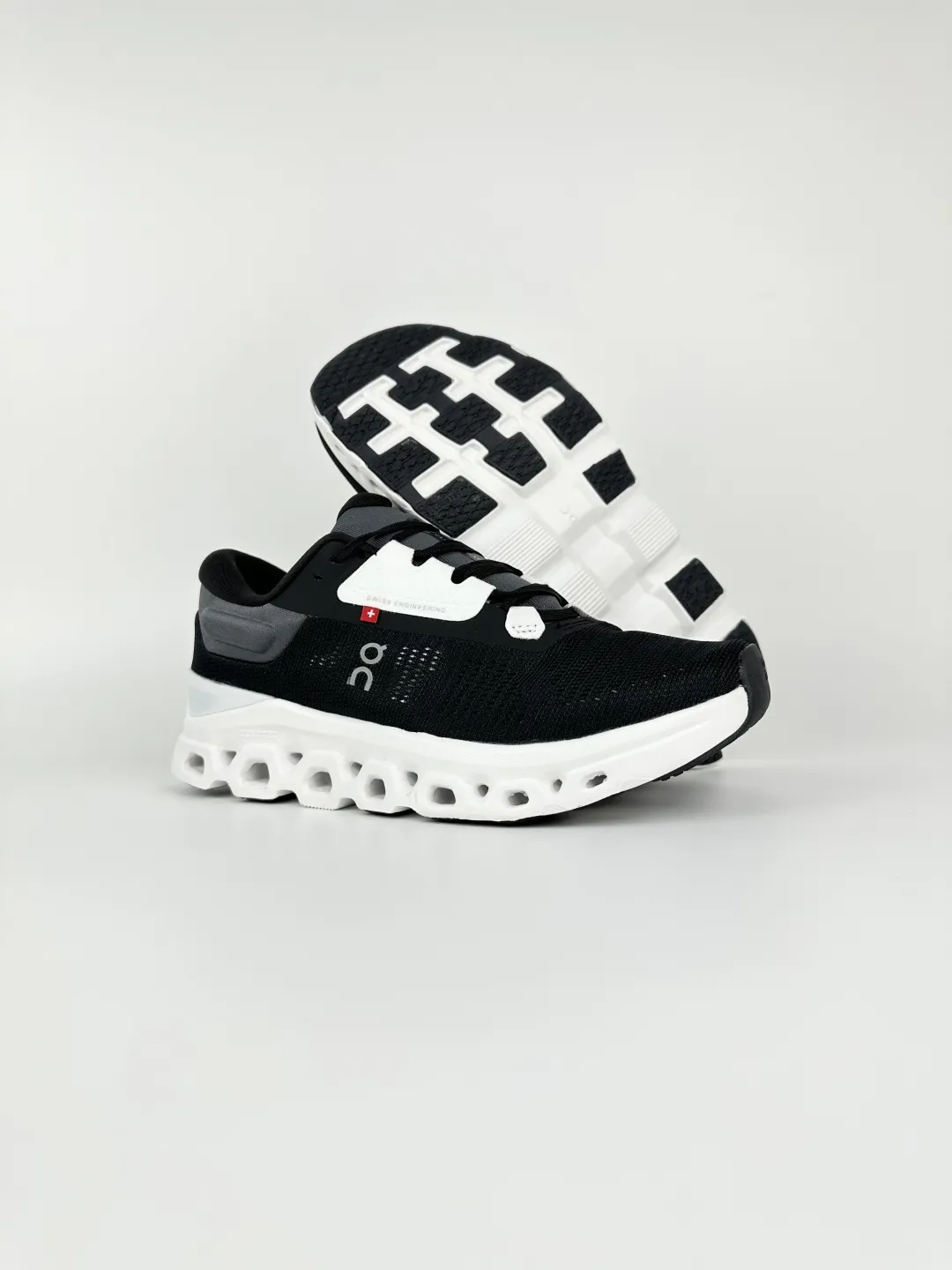 1768708942-src_3 On Cloudstratus 3 Noir Blanc Chaussures – Image 5