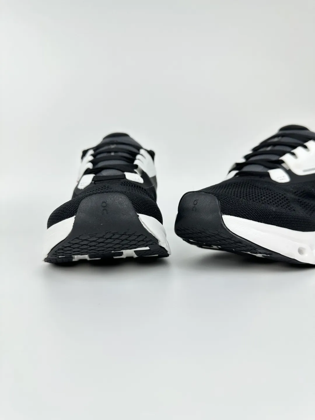 1768708942-src_5 On Cloudstratus 3 Noir Blanc Chaussures – Image 6