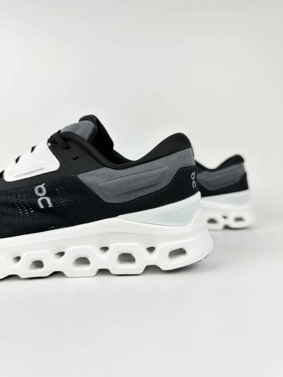 1768708942-src_6 On Cloudstratus 3 Noir Blanc Chaussures – Image 7