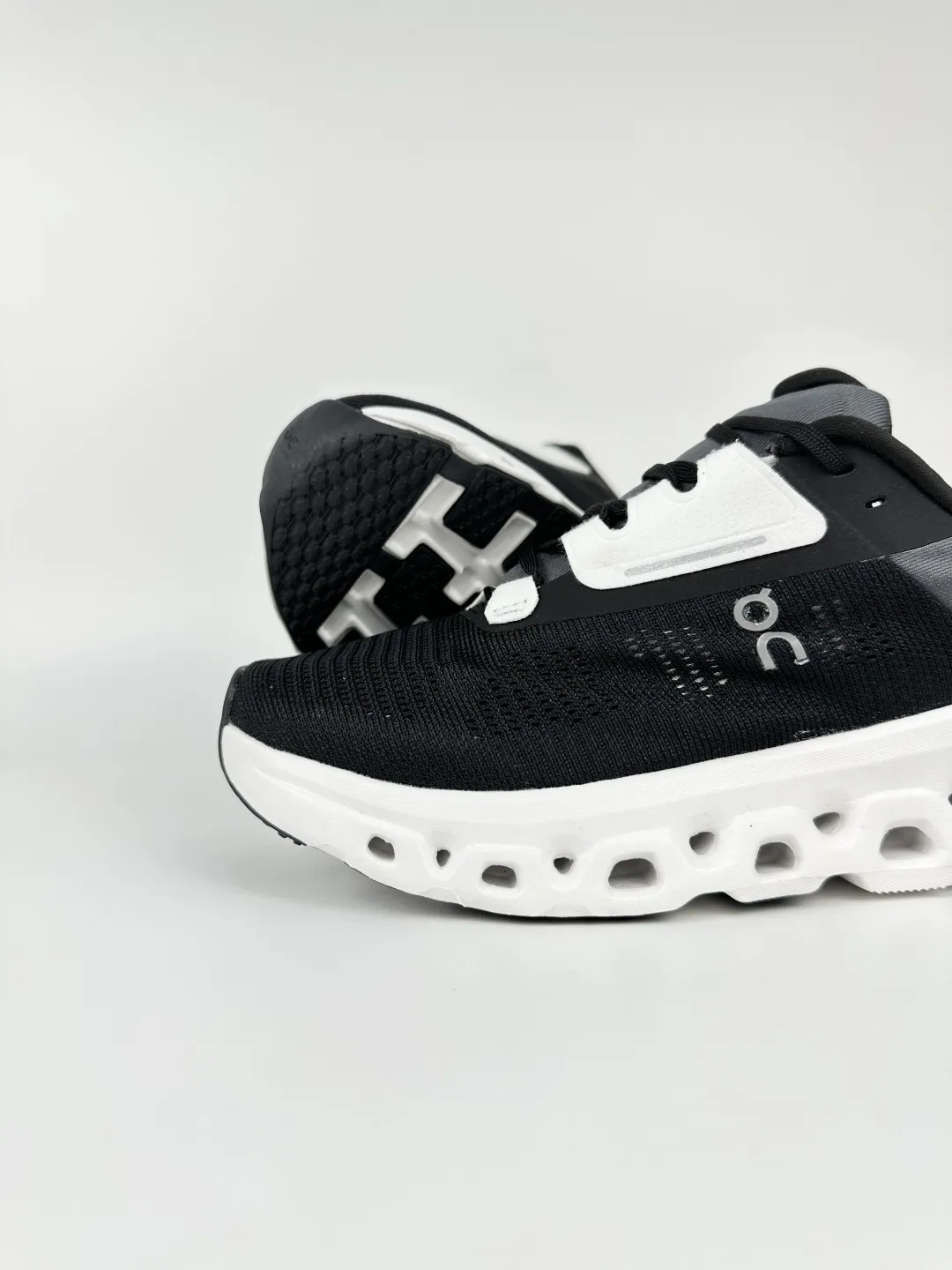 1768708943-src_8 On Cloudstratus 3 Noir Blanc Chaussures – Image 8