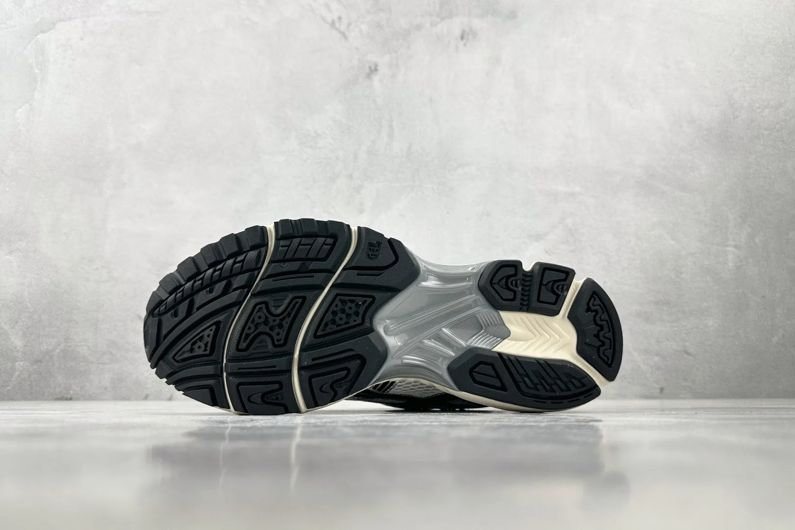 1769540513-src_3 Asics Gel-Kahana 14 Silver Black Shoe – Image 5