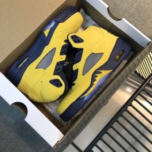Nike Sneaker Air Jordan4 Raptors NRG in Yellow