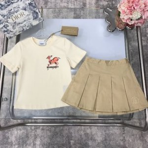 Burberry 2022 New T-Shirt and Skirt Set