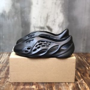 Yeezy Sneaker Foam Runner in Black