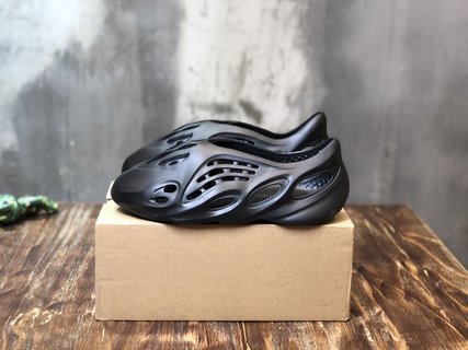 Replica Yeezy Sneaker Foam Runner in Black