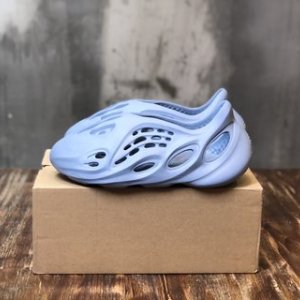 Yeezy Sneaker Foam Runner in Blue