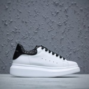 Alexander McQueen - Oversized low-top sneakers - men - Calf Leather/Rubber/Kudu Leather - 40 - White