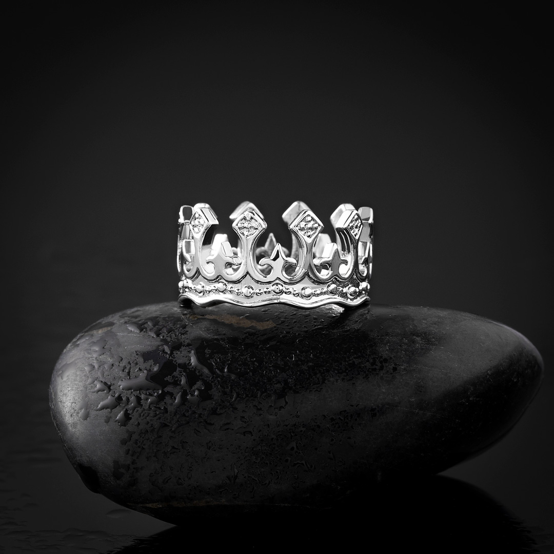 King Crown Ring Bold Statement Style With Street Luxury - Image 3