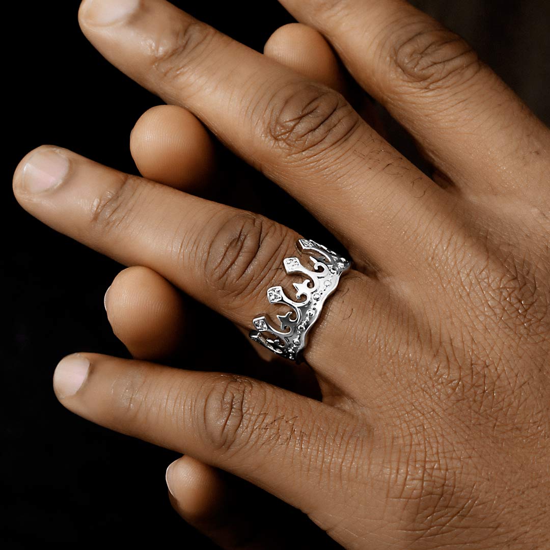 King Crown Ring Bold Statement Style With Street Luxury - Image 9