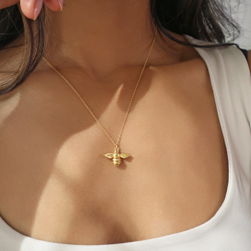 Queen Bumblebee Necklace Bold Statement Style With Street Luxury - Image 3
