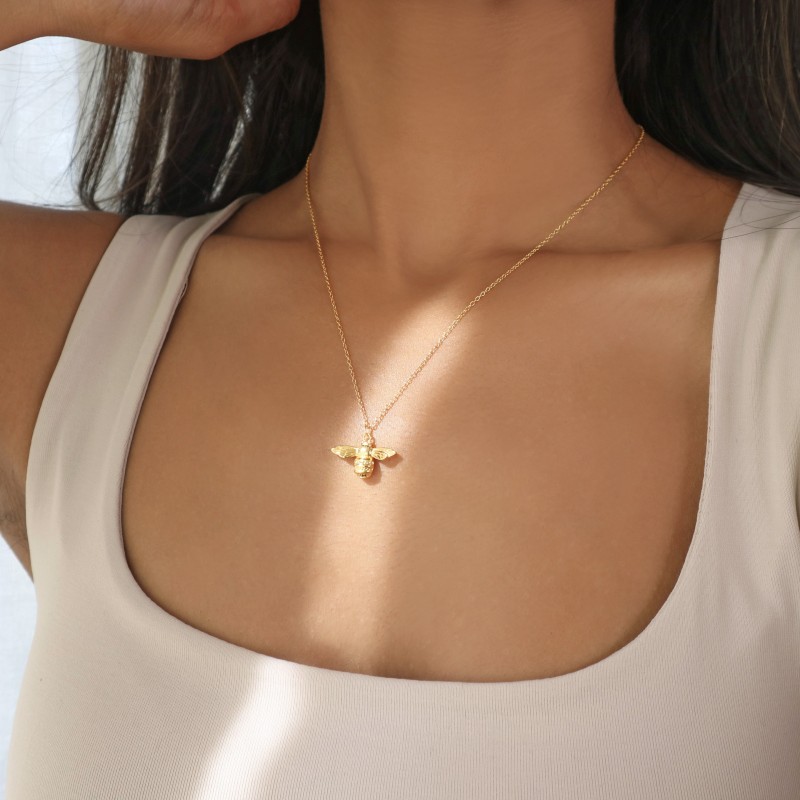 Queen Bumblebee Necklace Bold Statement Style With Street Luxury - Image 4