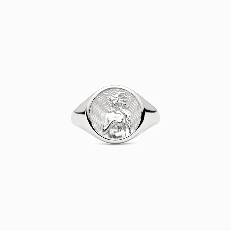 Aphrodite Signet Ring Bold Statement Style With Street Luxury - Image 3