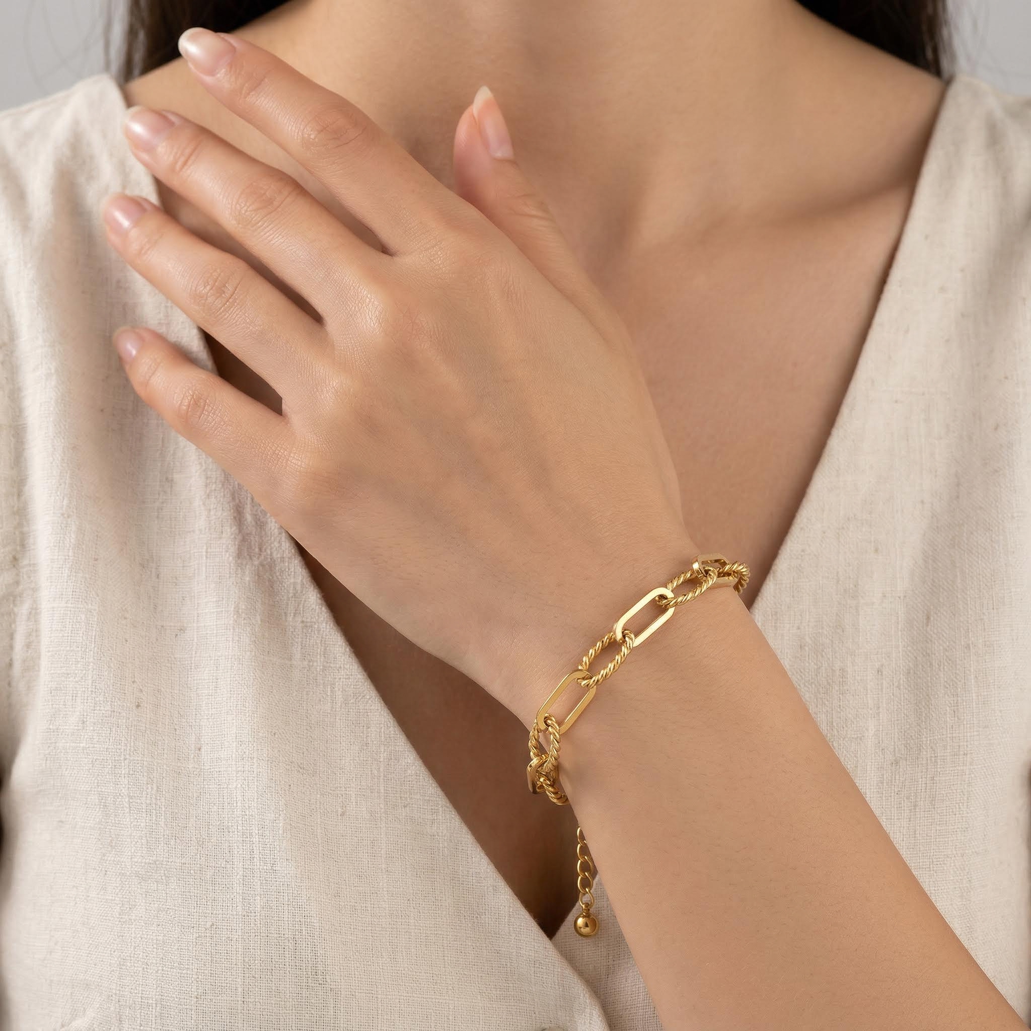 Thick Chain Bracelet Bold Statement Style With Street Luxury - Image 3
