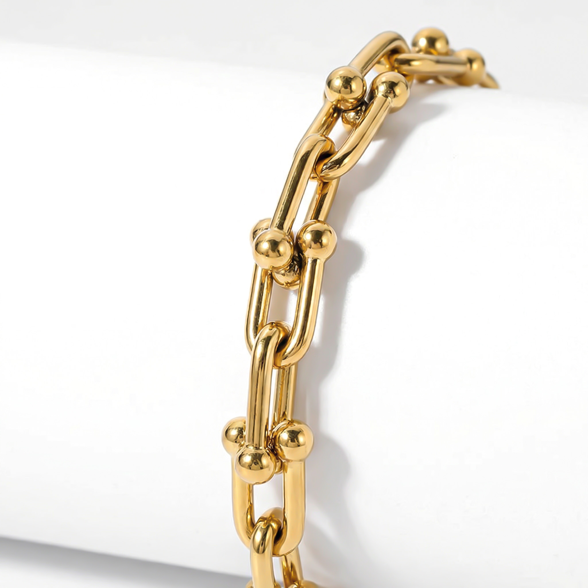 Gold Horseshoe Chain Necklace Gold With Bold Statement Appeal - Image 7