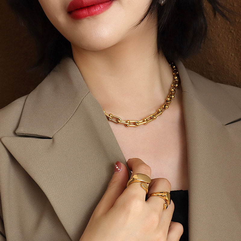 Gold Horseshoe Chain Necklace Gold With Bold Statement Appeal - Image 8