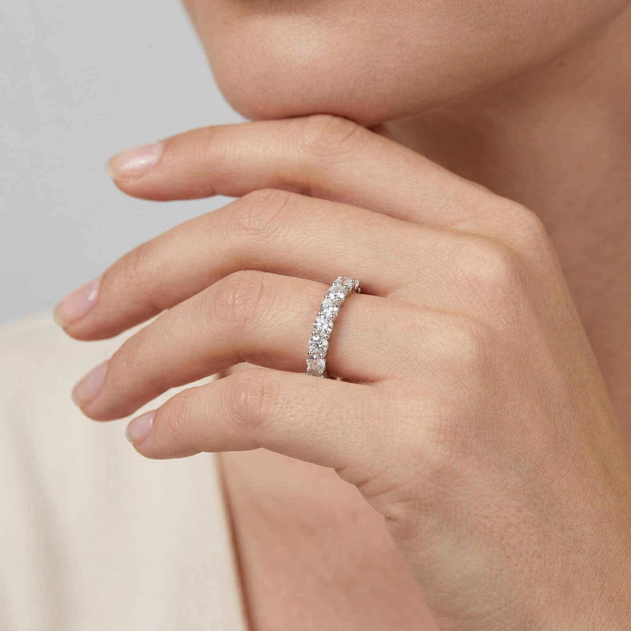 Simple Round Cut Band Bold Statement Style With Street Luxury - Image 3
