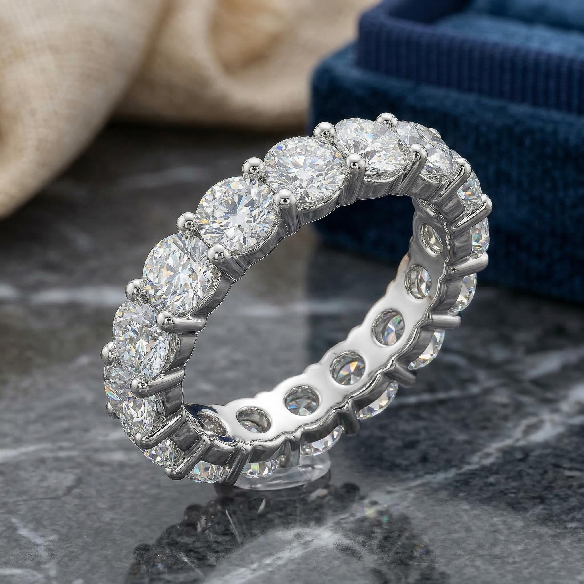 Simple Round Cut Band Bold Statement Style With Street Luxury - Image 4